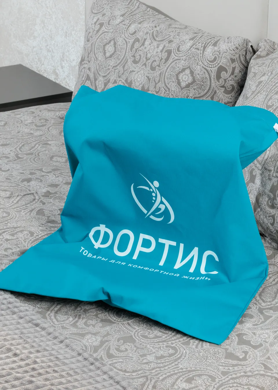 Бирюзовый мешочек с надписью ФОРТИС рядом с синим корректором