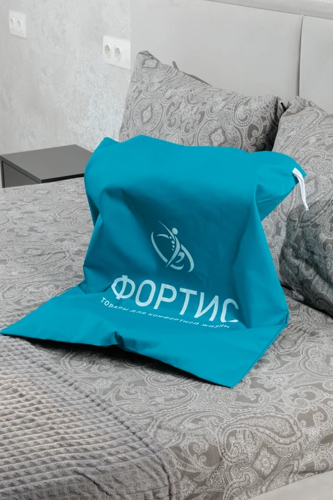 Бирюзовый мешочек ФОРТИС на диване